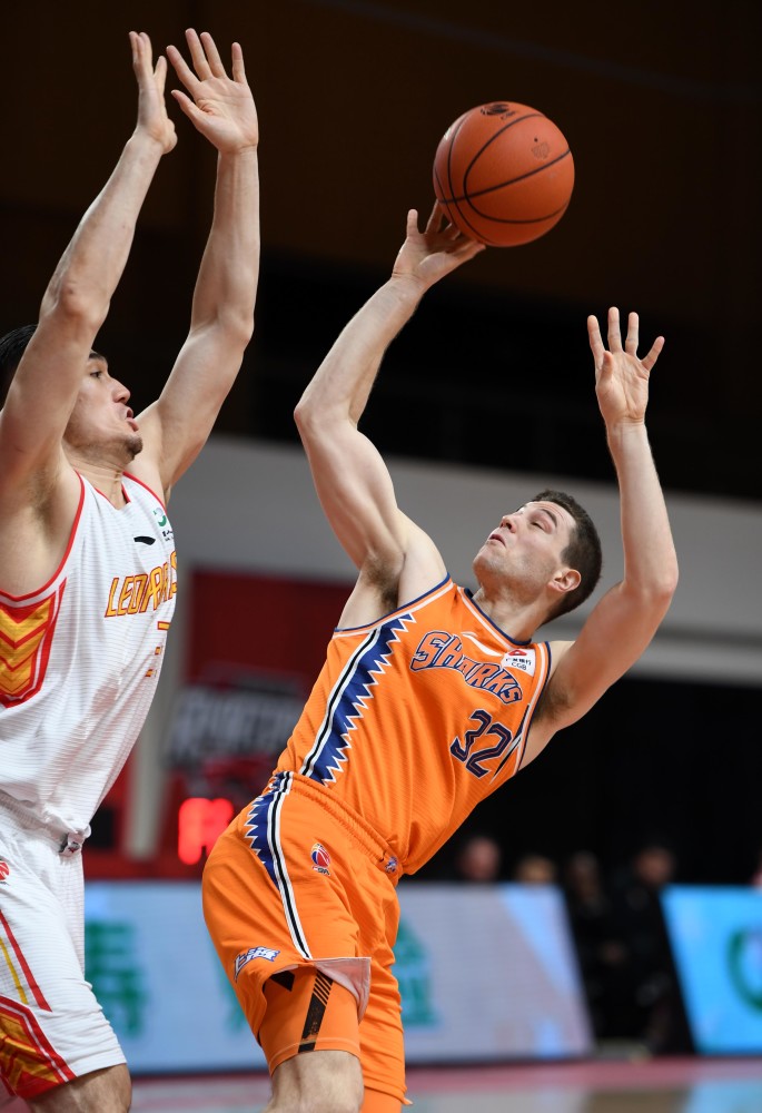  上海久事双外援合璧击败深圳马可波罗