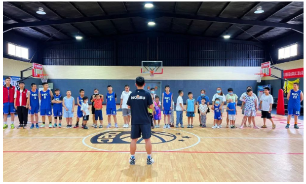  篮球明星公益行，爱心传递温暖人心